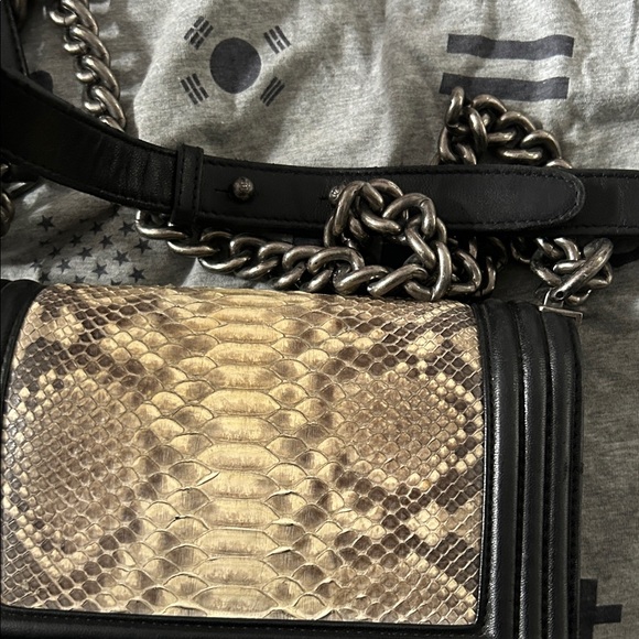 Chic Python Leather Crossbody Bag - Picture 5 of 12